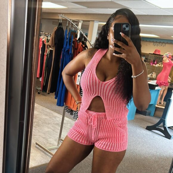 A Kitted cropped top and matching high-rise shorts, - Picture 2 of 3